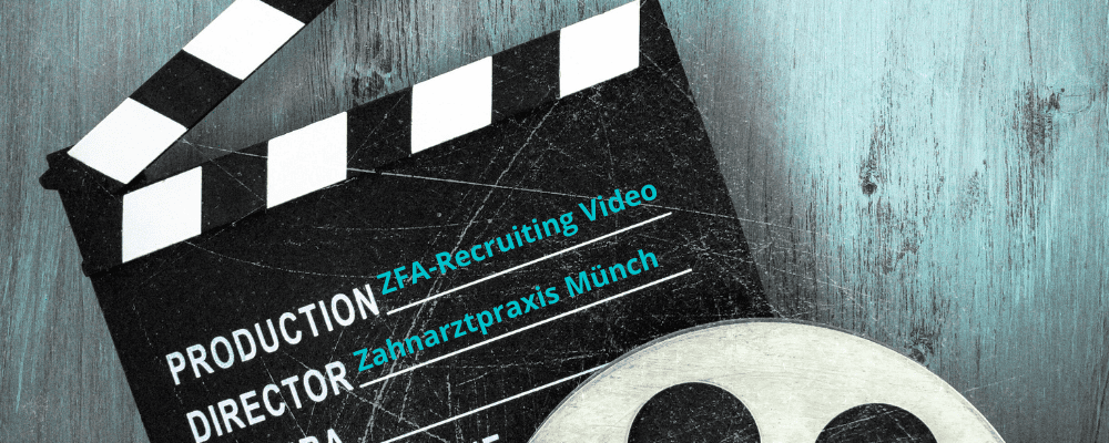 Filmklappe mit Prouzenten- und Produktionsnamen drauf sowie Filmrolle