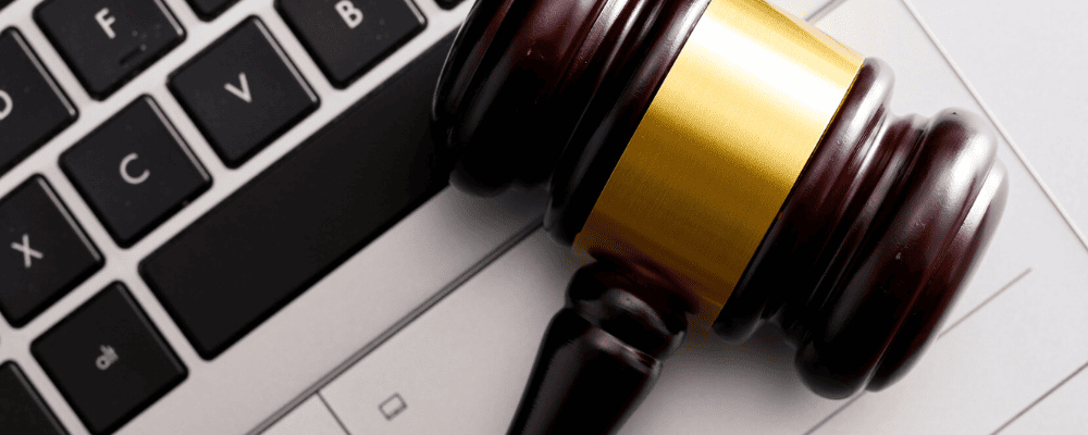 Richter-Hammer liegt auf Tastatur eines Laptops